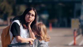 Gravidele și persoanele cu copii mici, prioritate la casa de marcat! Ce amenzi riscă cei care nu respectă legea